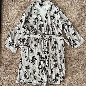 Tahari robe. Washed never wore. So so so soft!